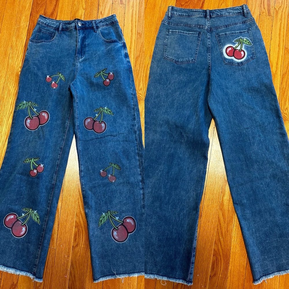 Delia’s wide leg frayed hem mid rise stretchy cherry print jeans size S